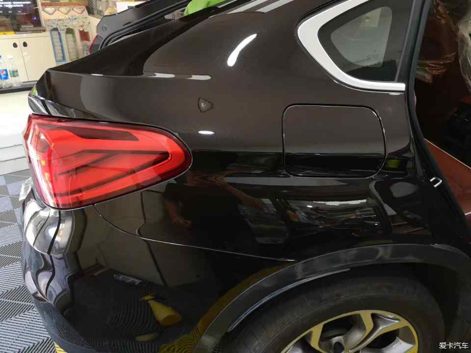 实拍宝马X4装贴隐形车衣后发生擦挂事故效果!