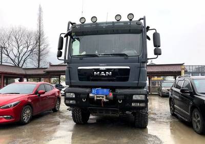 这台车300万,重十吨,用磁卡开门,土豪开它去泡温泉