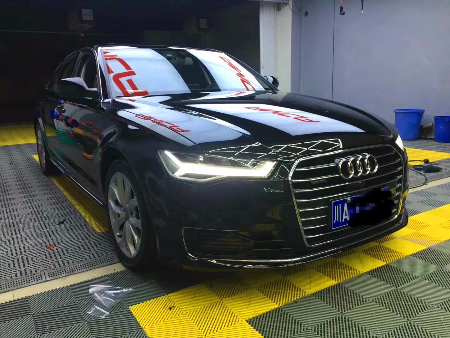 代替喷漆的新方式 奥迪A6L亮黑改色挂车漆全流程测评